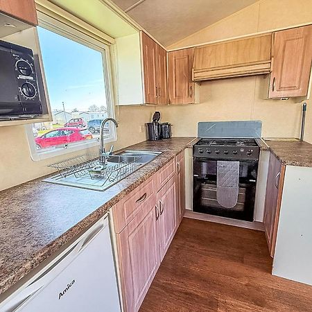 Superb Caravan At Seawick Holiday Park, Sleeps 8 Ref 27202Sw Clacton-on-Sea Εξωτερικό φωτογραφία