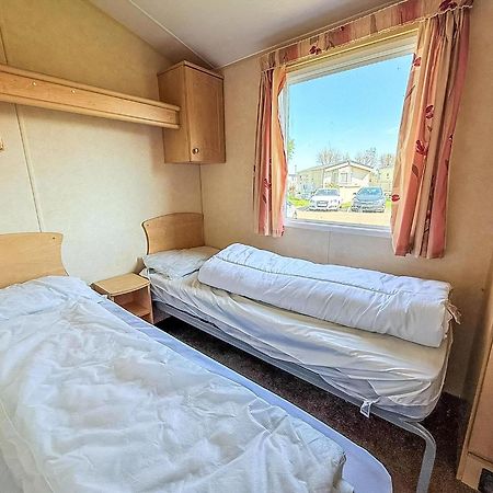 Superb Caravan At Seawick Holiday Park, Sleeps 8 Ref 27202Sw Clacton-on-Sea Εξωτερικό φωτογραφία