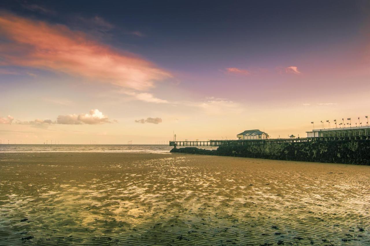 Superb Caravan At Seawick Holiday Park, Sleeps 8 Ref 27202Sw Clacton-on-Sea Εξωτερικό φωτογραφία